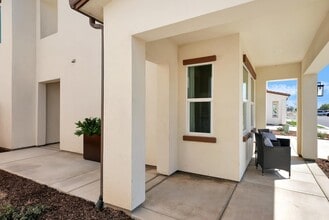 2133 West Dr in Hanford, CA - Building Photo - Building Photo