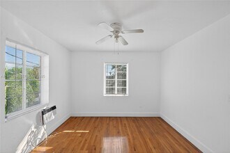 1135 Marseille Dr in Miami Beach, FL - Building Photo - Building Photo