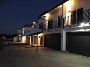 7907 Brodie Ln in Austin, TX - Building Photo - Building Photo