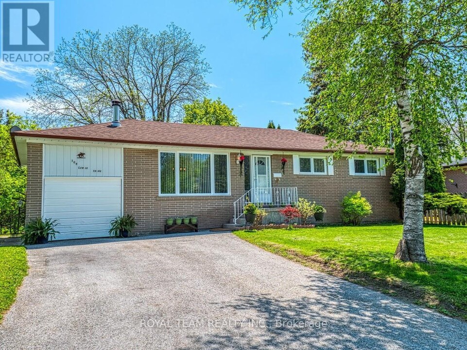 104 Lewis Dr in Newmarket, ON - Building Photo