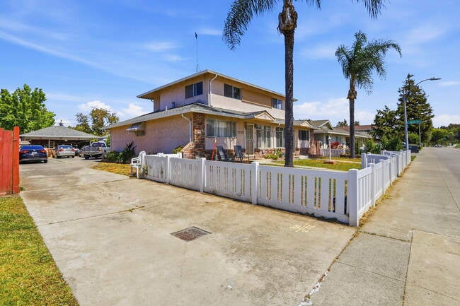 2105 Royal Dr, Unit #1 Front in Santa Clara, CA - Foto de edificio - Building Photo