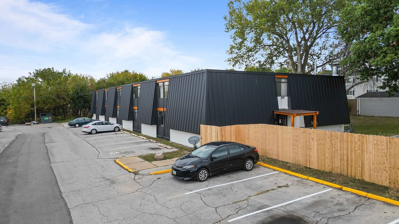 Urban Heights in Urbandale, IA - Building Photo
