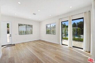 23247 Calvert St in Los Angeles, CA - Building Photo - Building Photo
