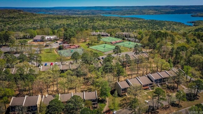 601 Dave Creek Pkwy in Fairfield Bay, AR - Foto de edificio - Building Photo