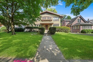 153 Barrypoint Rd, Unit Barry1stfloor in Riverside, IL - Building Photo