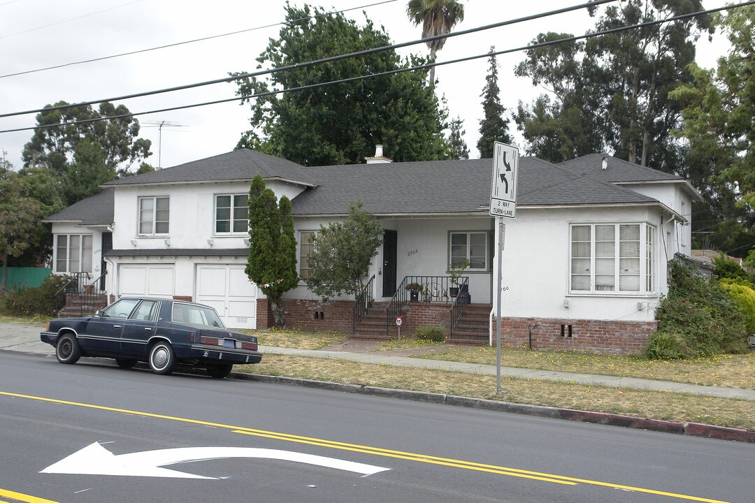 2700-2704 High St in Oakland, CA - Foto de edificio