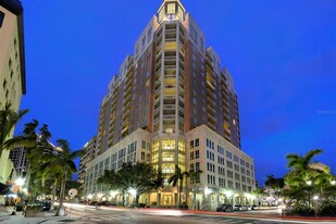 1350 Main St in Sarasota, FL - Building Photo