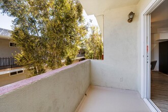 Lombardi Apartments in Woodland Hills, CA - Foto de edificio - Building Photo