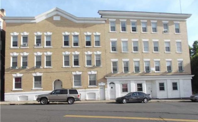 38-46 Prospect St in Bristol, CT - Foto de edificio - Building Photo