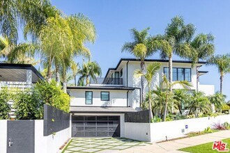 2717 Motor Ave in Los Angeles, CA - Building Photo - Building Photo