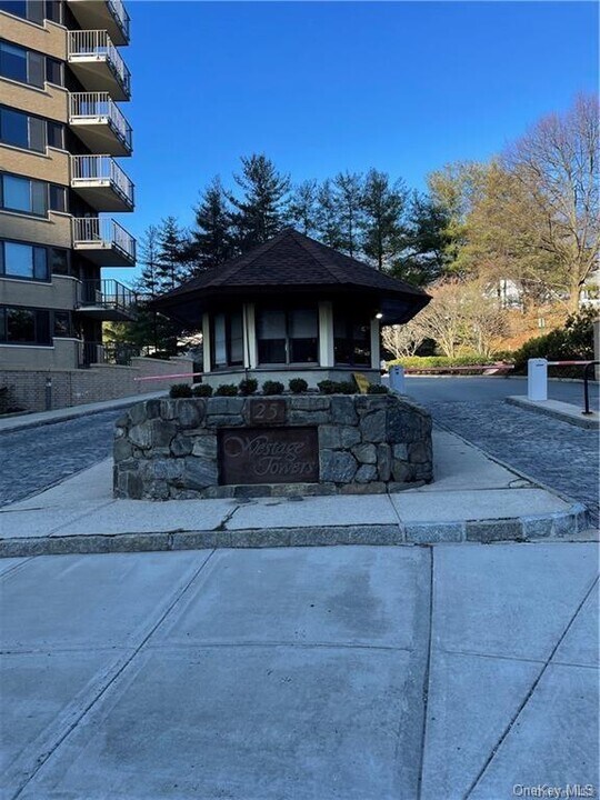25 Rockledge Ave, Unit 912 in White Plains, NY - Building Photo