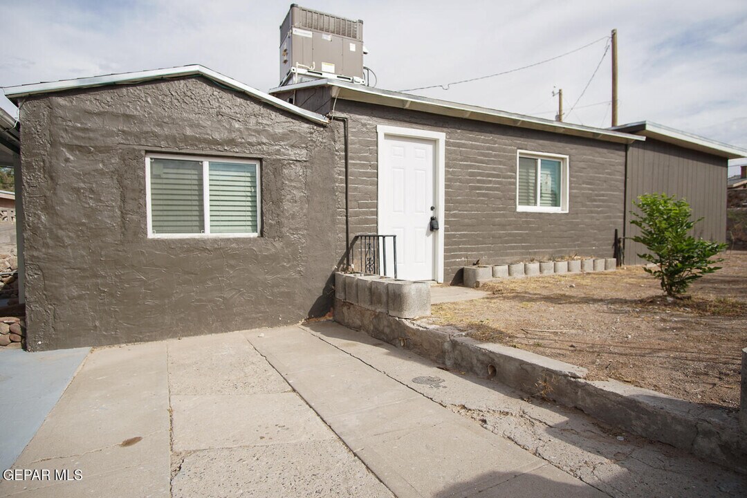 3800 Altura Ave in El Paso, TX - Building Photo