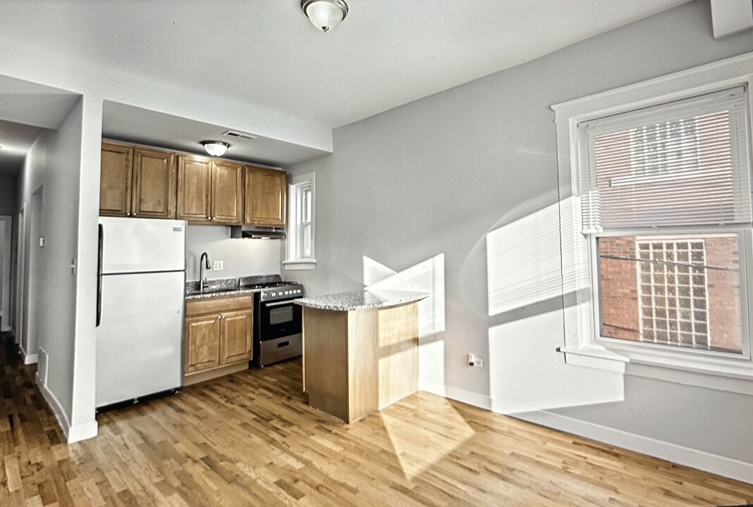 7445 N Greenview Ave, Unit 3C in Chicago, IL - Foto de edificio