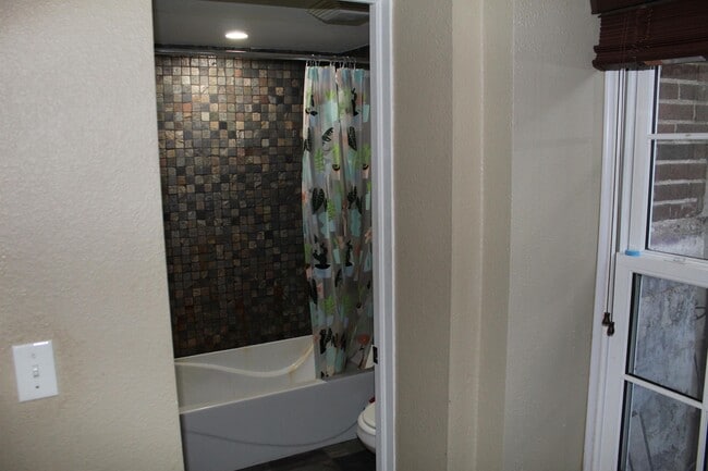 932 E College St in Iowa City, IA - Building Photo - Building Photo