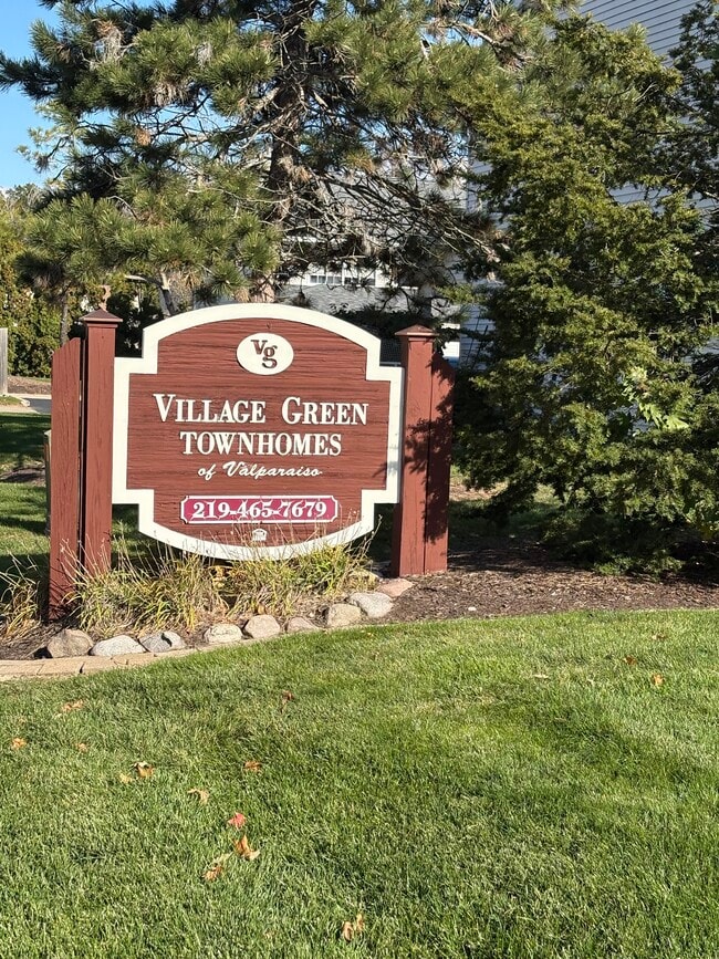 Village Green Townhomes in Valparaiso, IN - Foto de edificio - Building Photo