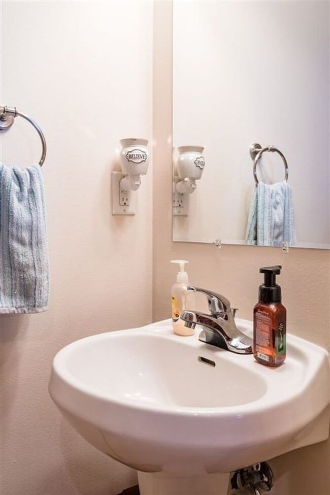 property at 3417 Destin Dr