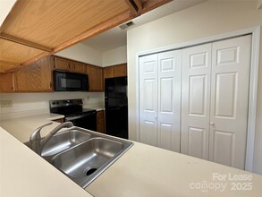 20105 Henderson Rd in Cornelius, NC - Foto de edificio - Building Photo