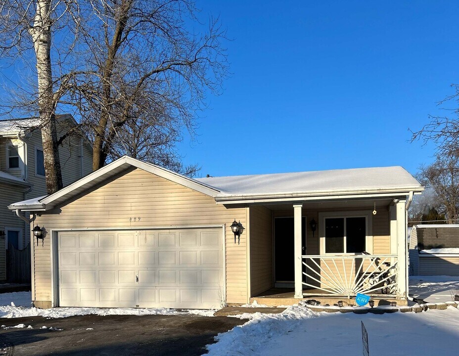 409 Tia Juana Dr in Lakemoor, IL - Building Photo