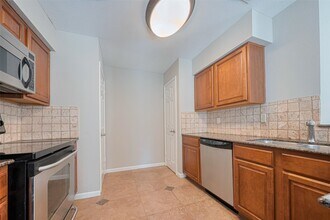 2211 S Kirkwood Rd in Houston, TX - Building Photo - Building Photo