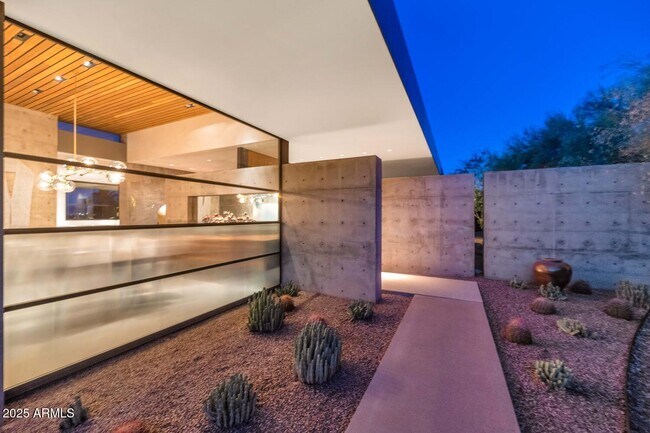 4446 E Mockingbird Ln in Paradise Valley, AZ - Building Photo - Building Photo