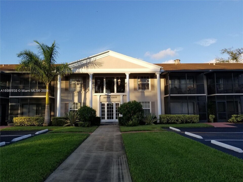 9001 Jacaranda Ln, Unit 107 in Plantation, FL - Building Photo