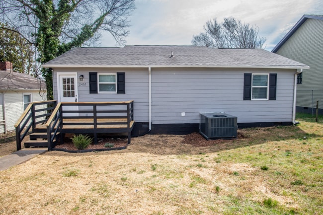 2451 Cecil Ave in Knoxville, TN - Foto de edificio - Building Photo