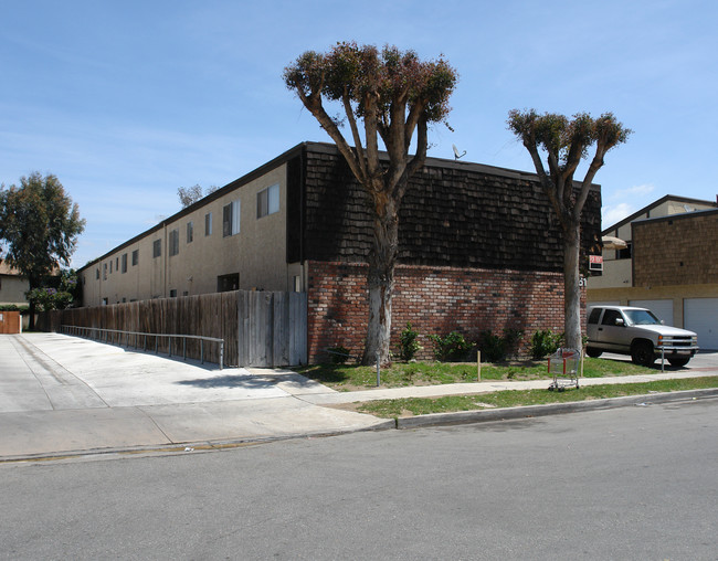 7861 Macdonald Ave in Huntington Beach, CA - Building Photo - Building Photo