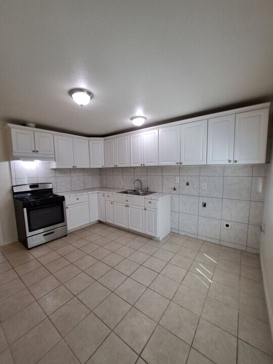 2221 S Poppy Ave in Fresno, CA - Building Photo