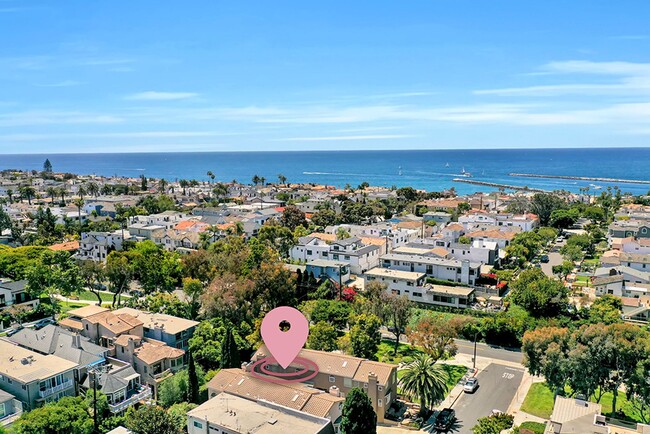 402 Iris Ave in Newport Beach, CA - Building Photo - Building Photo