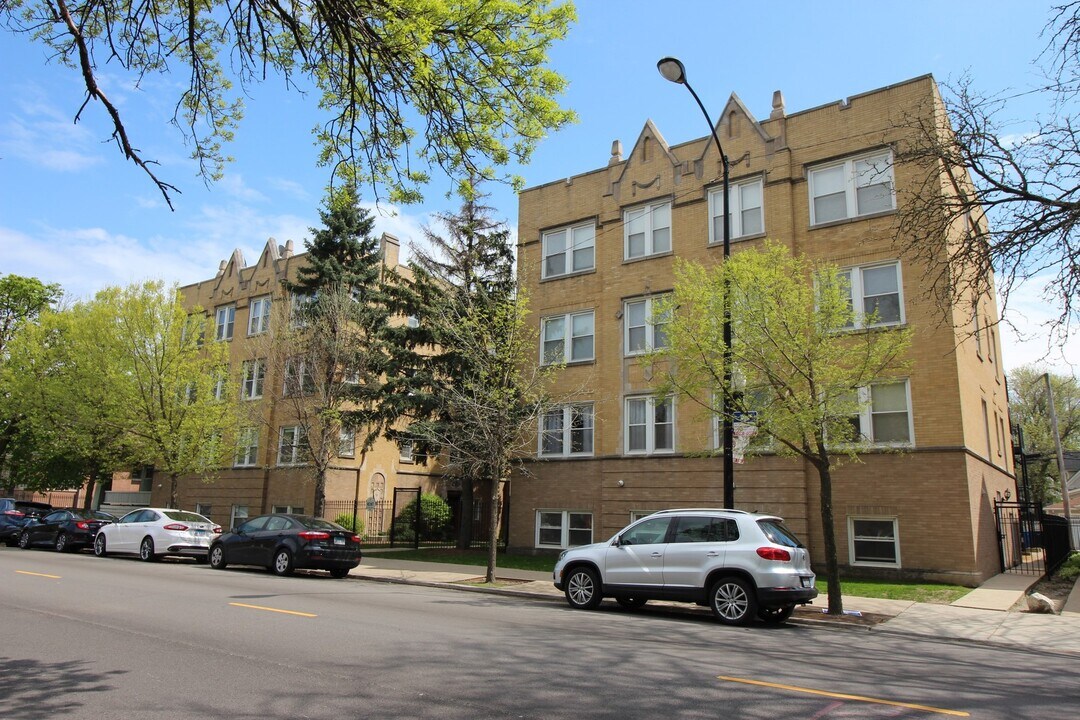 3915 W Addison St in Chicago, IL - Building Photo