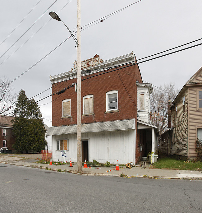 60 Railroad St in Mechanicville, NY - Foto de edificio - Building Photo