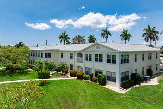 Stratford Place Condominium in Ft. Myers, FL - Building Photo - Building Photo