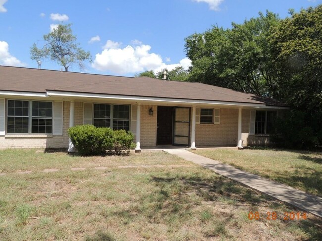 2100 W Lake Dr in Taylor, TX - Building Photo - Building Photo