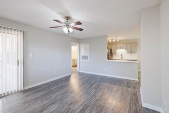 Triangle Park Apartments in Durham, NC - Foto de edificio - Building Photo