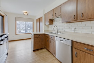 811 Cross Creek Ct in Roselle, IL - Building Photo - Building Photo