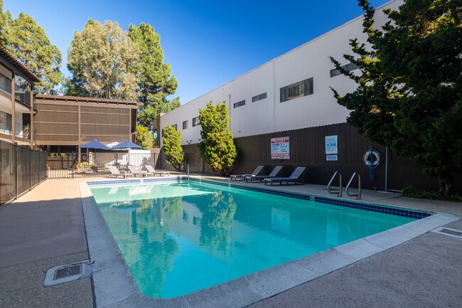 Peninsula Villas in Rancho Palos Verdes, CA - Building Photo - Building Photo