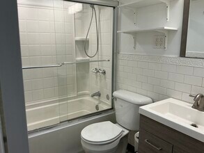 1022 Pine St, Unit #301 in Philadelphia, PA - Foto de edificio - Building Photo