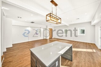 5641 Riverton Ave in Los Angeles, CA - Foto de edificio - Building Photo