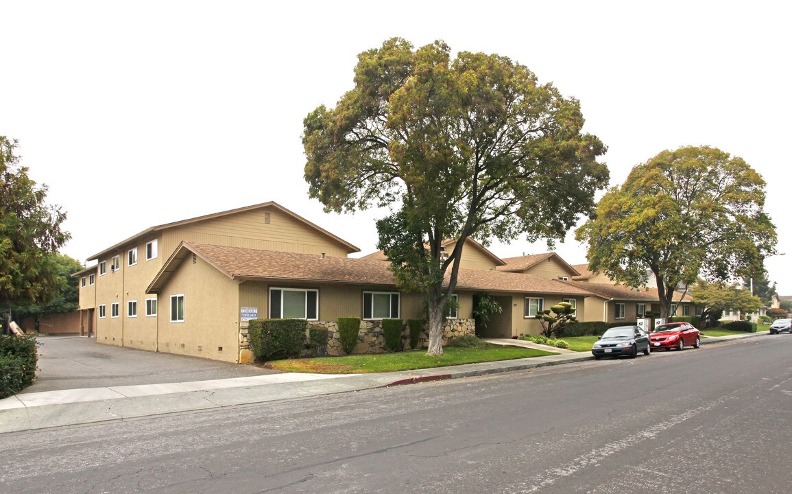 870-874 Burbank Dr in Sunnyvale, CA - Building Photo