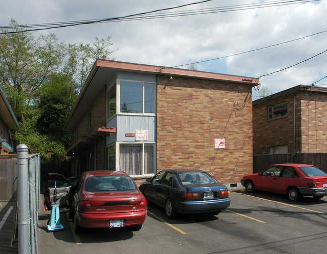 9042 Greenwood Ave in Seattle, WA - Foto de edificio - Building Photo