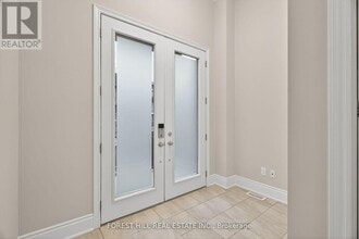 217 Sunset Vista Ct in Aurora, ON - Building Photo - Building Photo