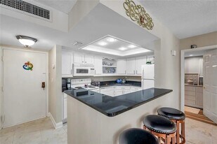 5220 Brittany Dr S, Unit 507 in St. Petersburg, FL - Building Photo