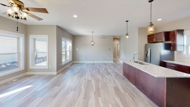 1003 E Maple Ave in Norfolk, NE - Building Photo - Building Photo
