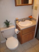 4 Roedean Dr, Unit 306 in Nashua, NH - Foto de edificio - Building Photo