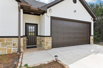 744 E Bluebonnet Dr in Granbury, TX - Building Photo - Building Photo