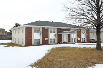 4869 NW 62nd Ave in Johnston, IA - Building Photo - Building Photo