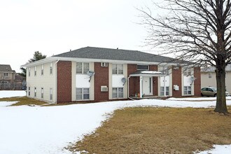 4869 NW 62nd Ave in Johnston, IA - Foto de edificio - Building Photo