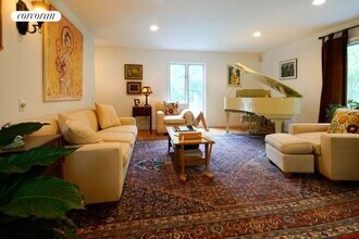 325 Old Sag Harbor Rd in Southampton, NY - Foto de edificio - Building Photo