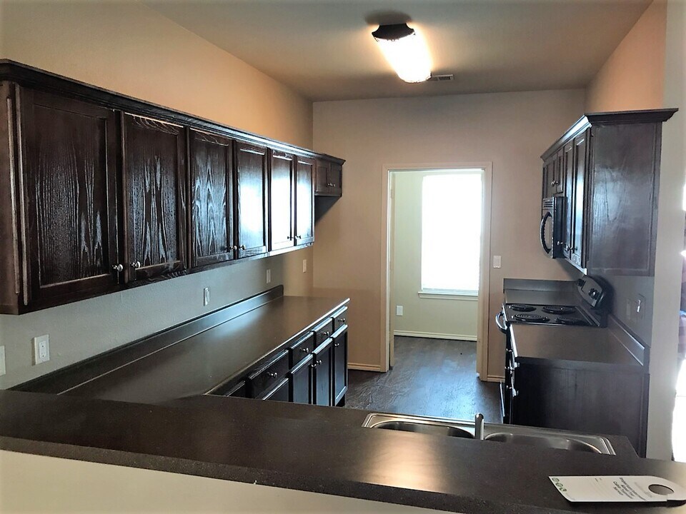 4215 Castlegate Dr, Unit 4215 in Paris, TX - Building Photo
