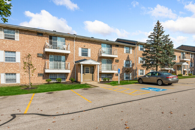 Oak Brook Gardens in North Royalton, OH - Building Photo - Building Photo